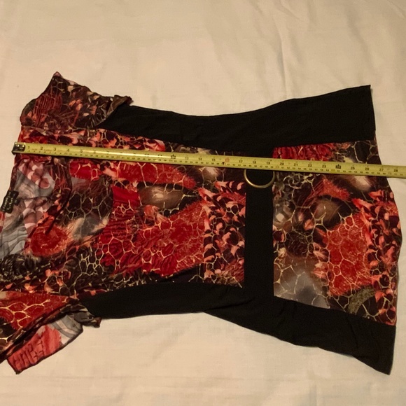 Champagne Fancy Bold Abstract Red, Black & Gold Short Sleeve Lightweight Top - Picture 11 of 12